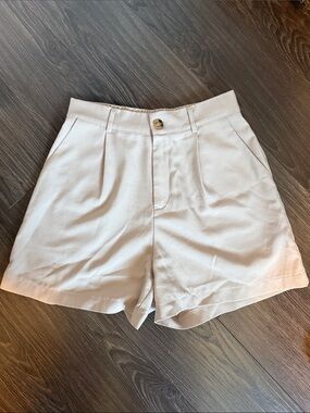 High-Waist Pleated Women’s Shorts in Light Beige/Pale Grey